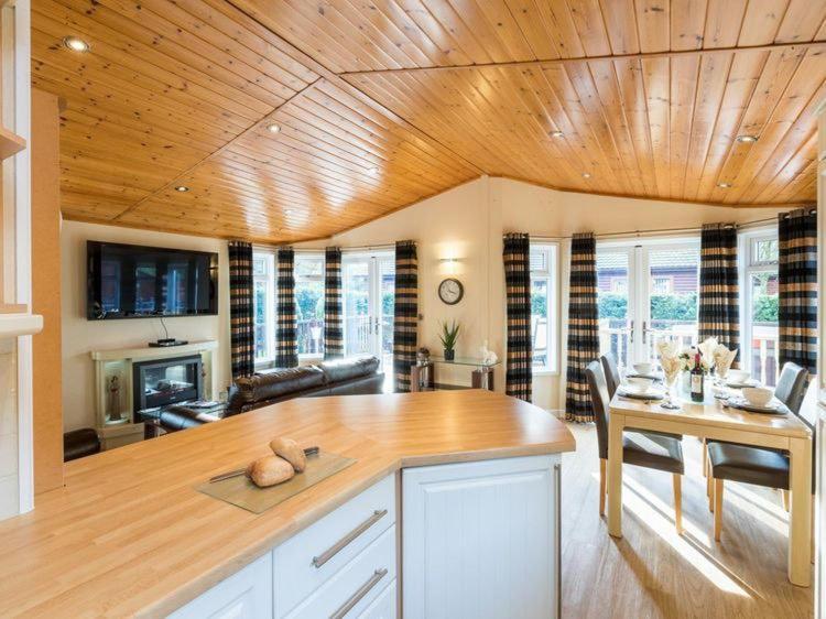 Windermere Retreat - White Cross Bay Holiday Park ภายนอก รูปภาพ