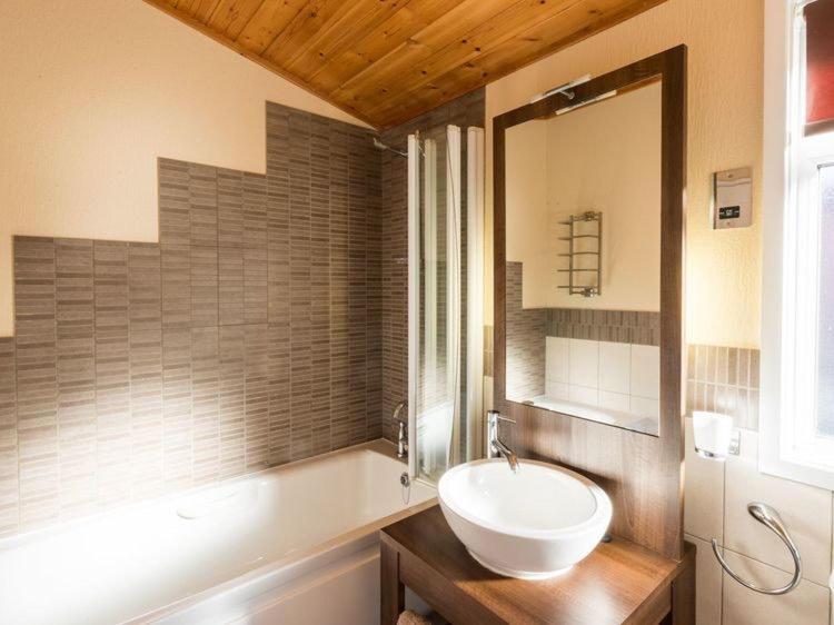 Windermere Retreat - White Cross Bay Holiday Park ภายนอก รูปภาพ